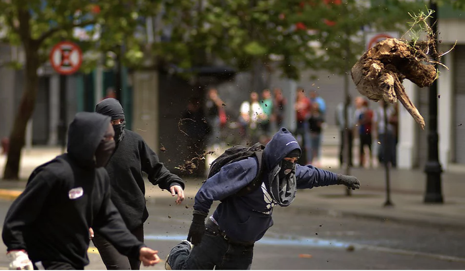 LA RESPONSABILIDAD DE LOS SIN CAPUCHA