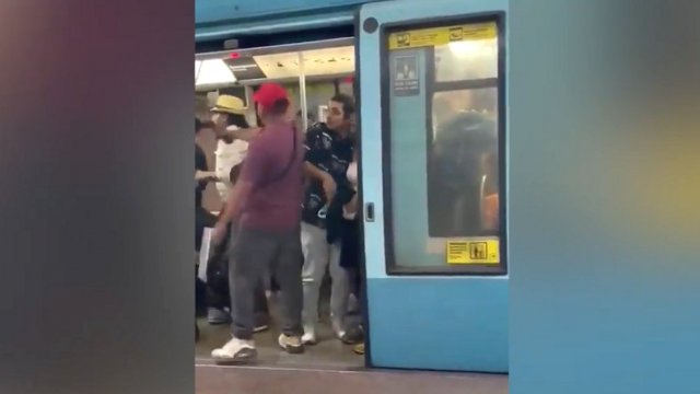 DELINCUENTE EXTRANJERO AMENAZA CON PISTOLA A PASAJEROS DEL METRO