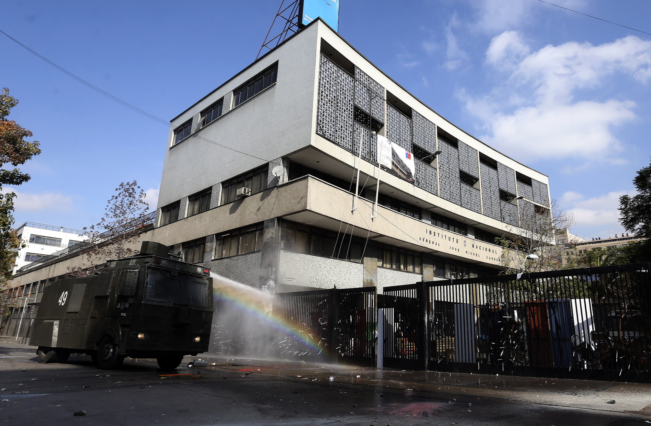 ALUMNO DEL INSTITUTO NACIONAL RESULTÓ GRAVEMENTE QUEMADO TRAS MANIPULAR BOMBA MOLOTOV